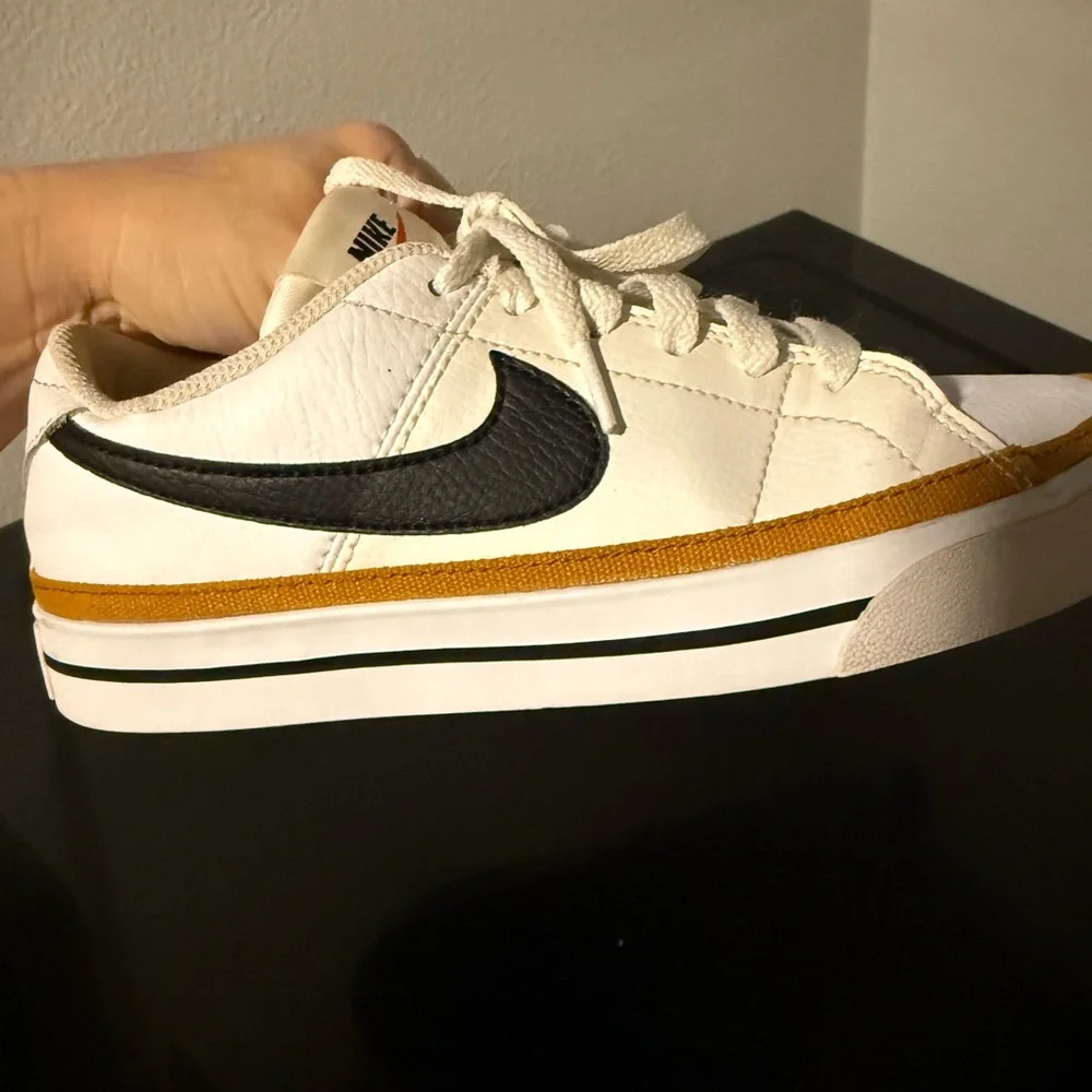 Nike Cream and Black Sneakers with Gold Trim - Picture 3 of 4